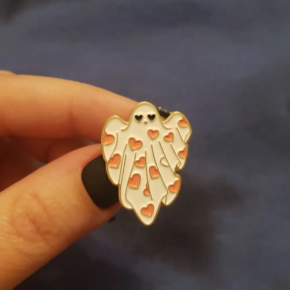 💟Ghost heart enamel pin  - Picture 3 of 5